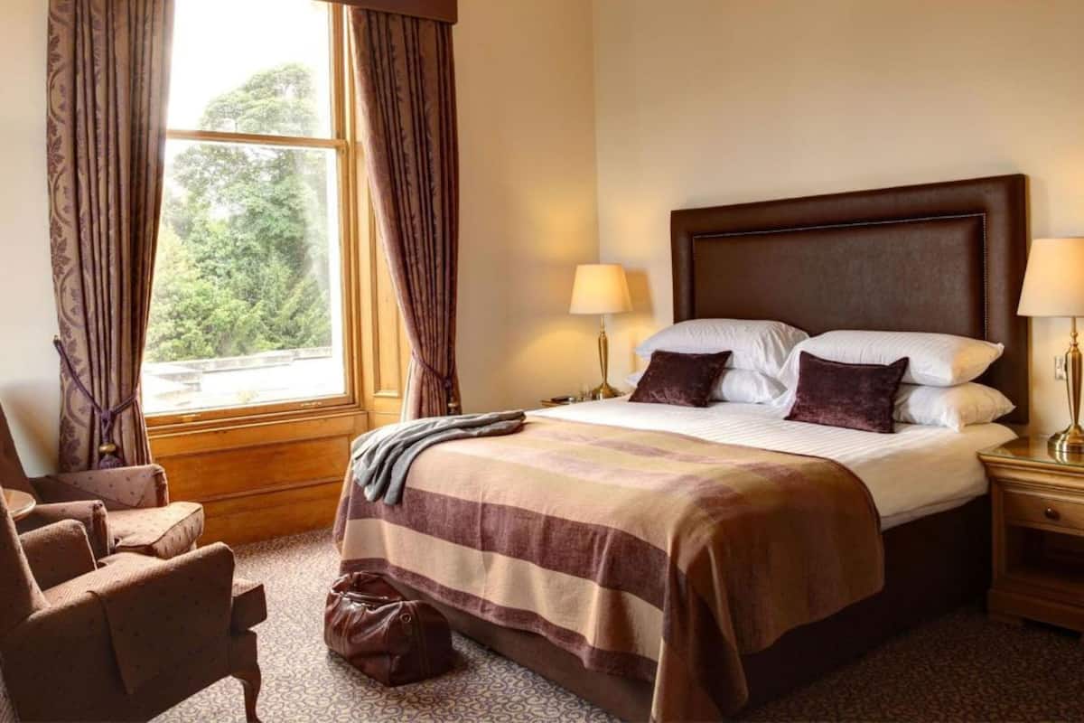 Premium bedding, in-room safe, desk, laptop workspace