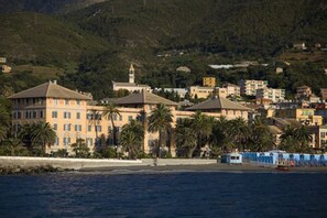Private beach nearby, black sand, free beach shuttle, sun-loungers