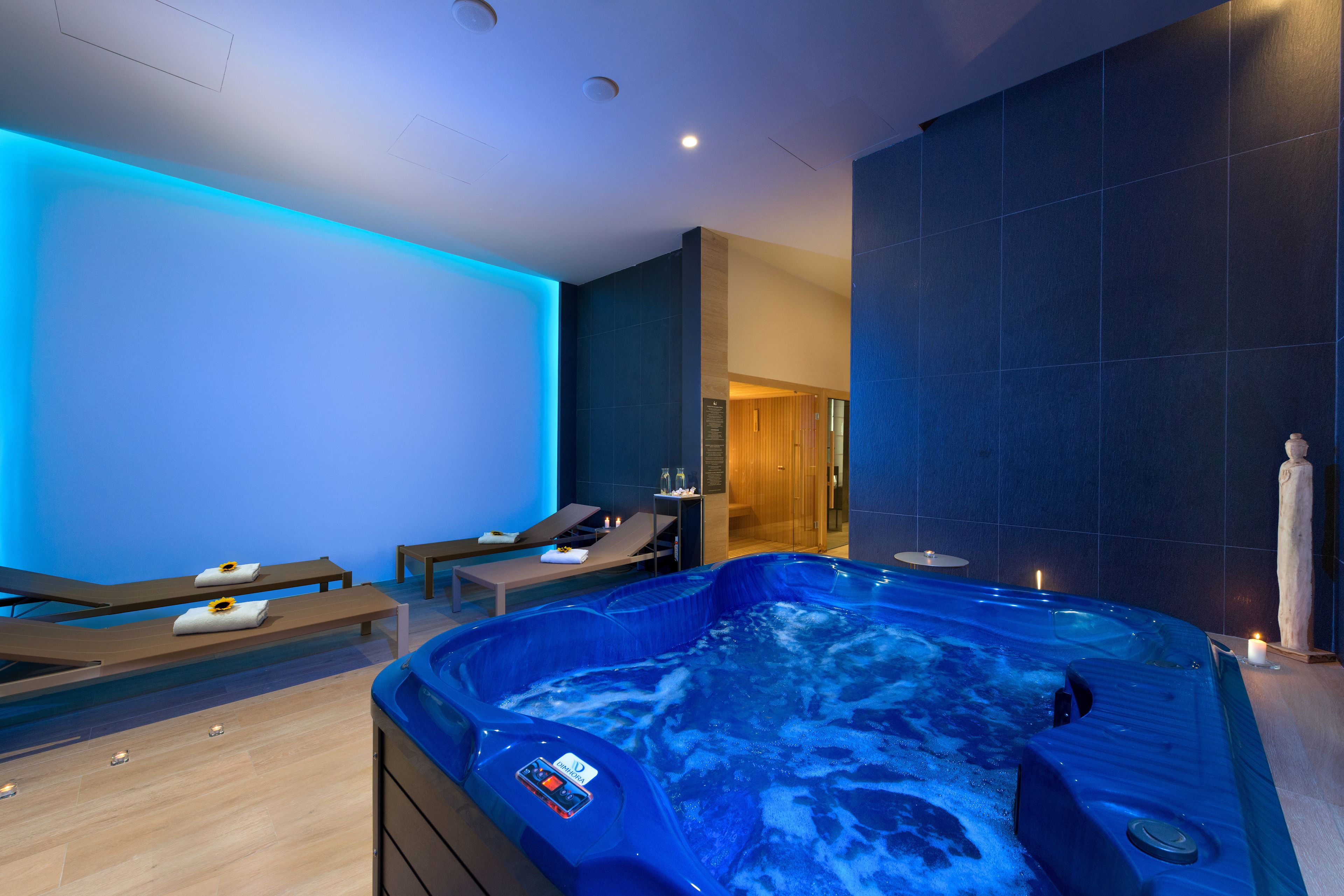 Sauna, tina de hidromasaje, baño de vapor y masajes 