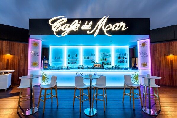 2 bars, bar en bord de piscine