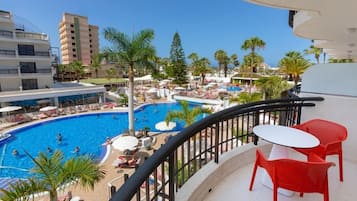 Quarto luxo, vista para a piscina | Vista da sacada