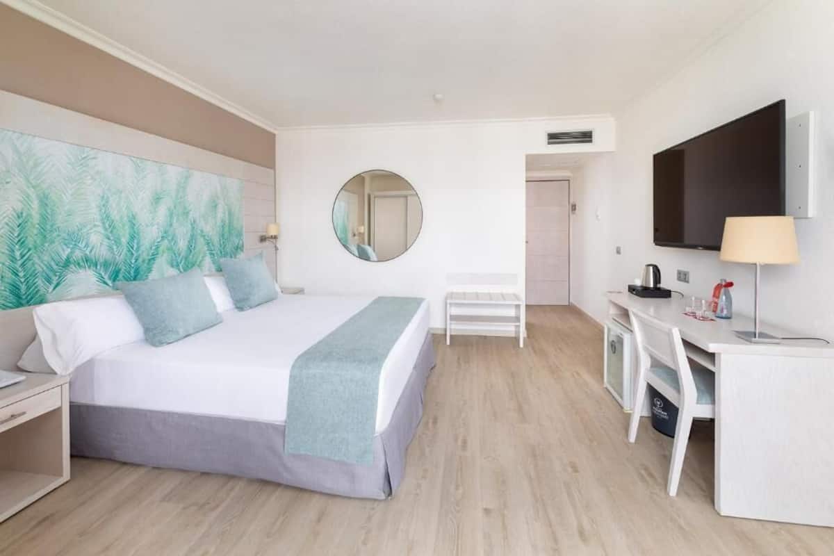 Minibar, caja de seguridad en la habitación y escritorio