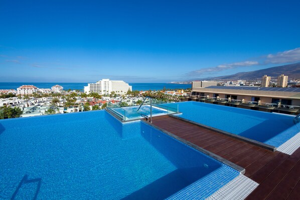 2 albercas al aire libre y camastros 