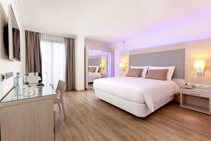 Exclusive Double Room | Minibar, in-room safe, desk, blackout drapes