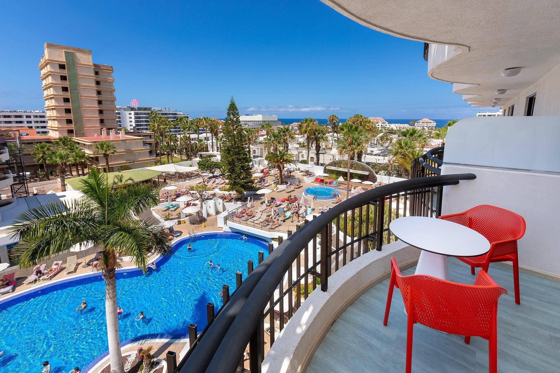 Double Romance room | Minibaari, tallelokero huoneessa, työpöytä, pimennysverhot