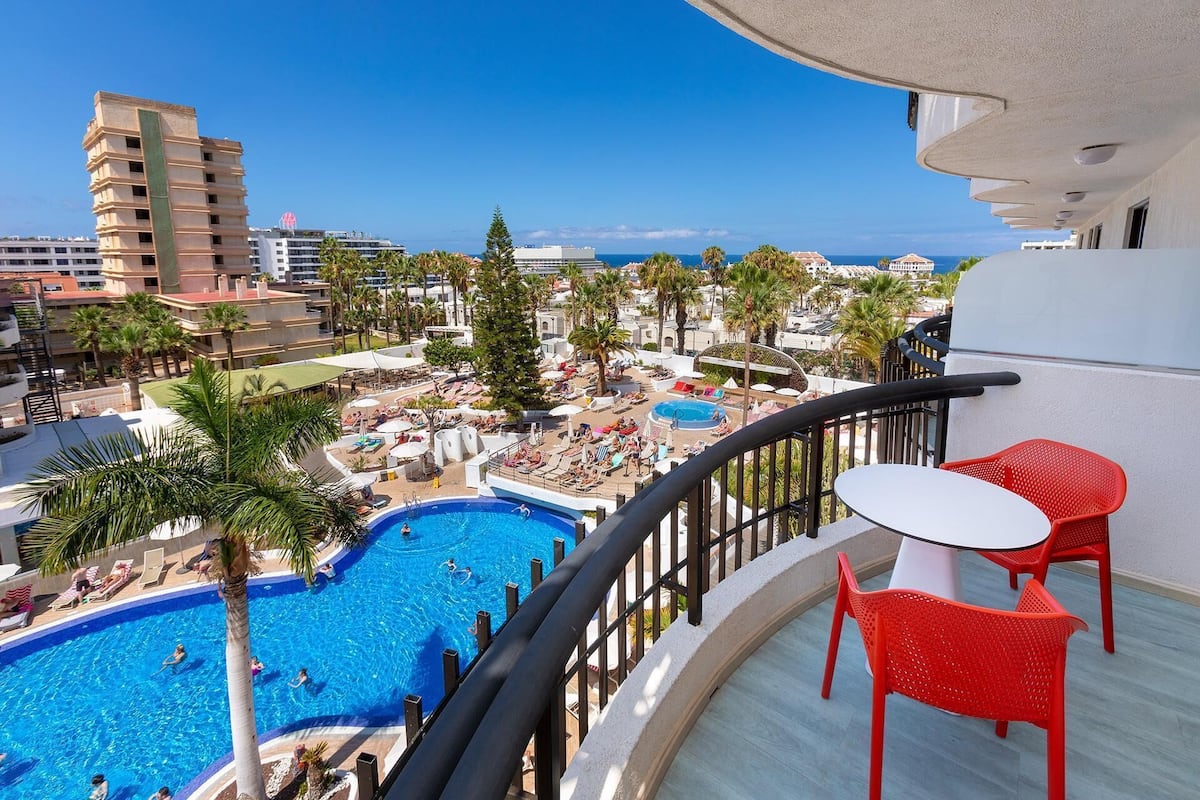 Double Romance room | Minibaari, tallelokero huoneessa, työpöytä, pimennysverhot