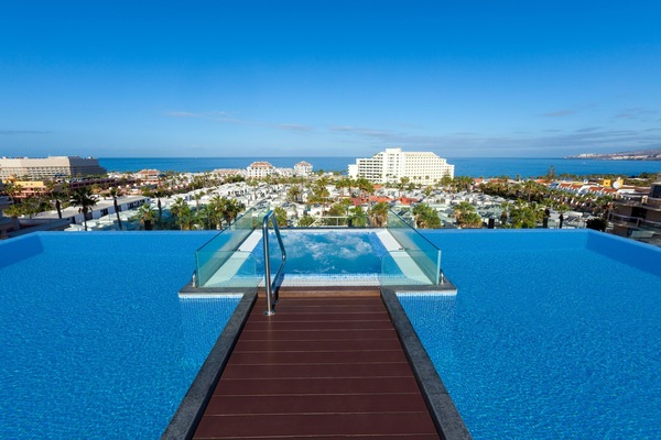 2 outdoor pools, sun loungers