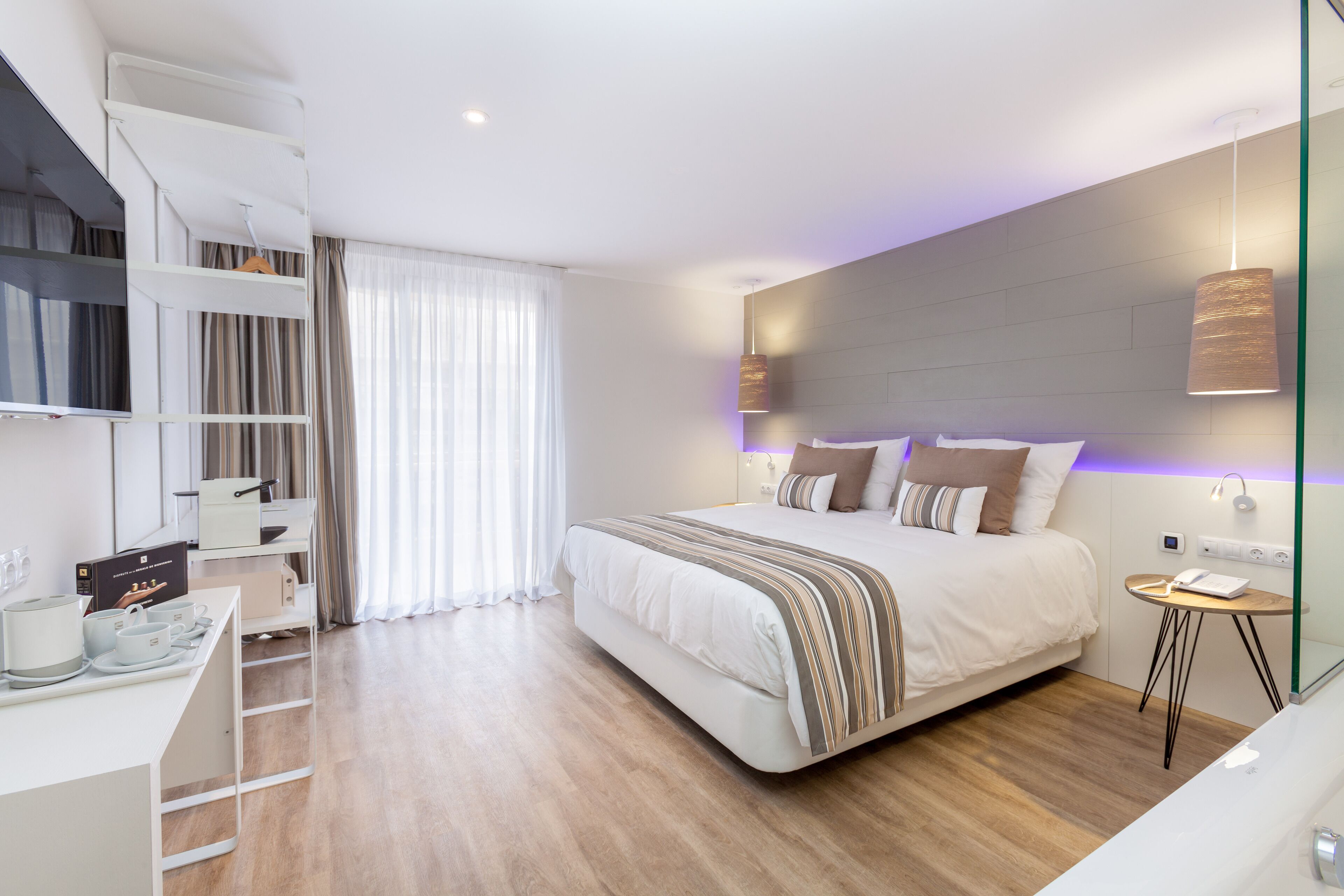 Minibar, caja de seguridad en la habitación y escritorio 
