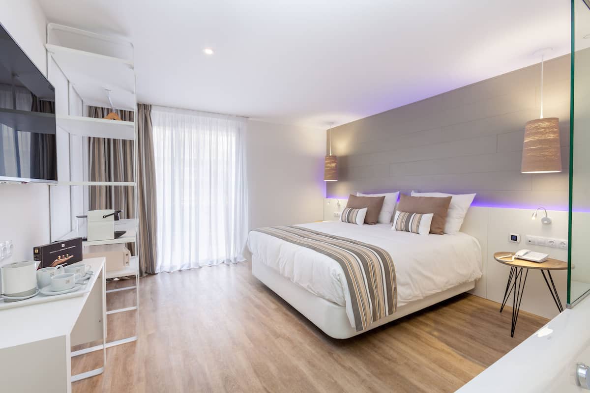 Minibar, caja de seguridad en la habitación y escritorio