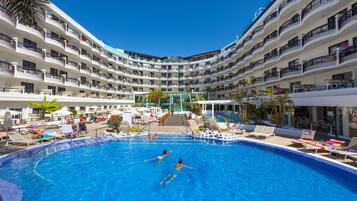 2 buitenzwembaden en ligstoelen