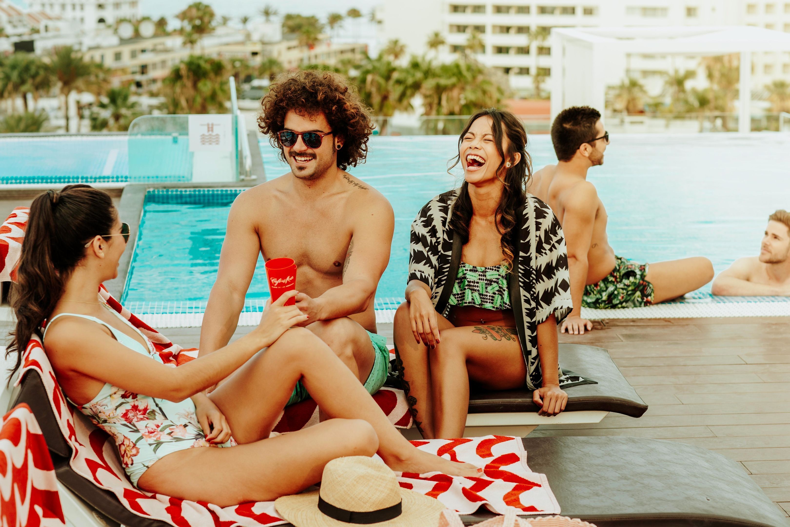 Zona de piscina con sillas de descanso y una piscina.