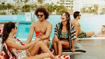 Zona de piscina con sillas de descanso y una piscina.