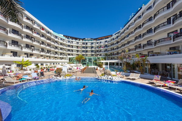 2 outdoor pools, pool loungers