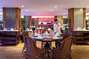 2 restaurants, breakfast, dinner served; international cuisine