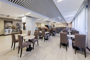 Breakfast, lunch and dinner served - Hotel Delfino (Mestre)