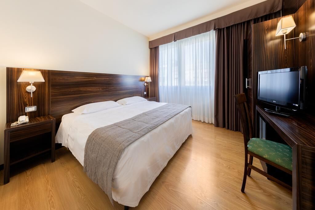 Hypo-allergenic bedding, down comforters, minibar, in-room safe