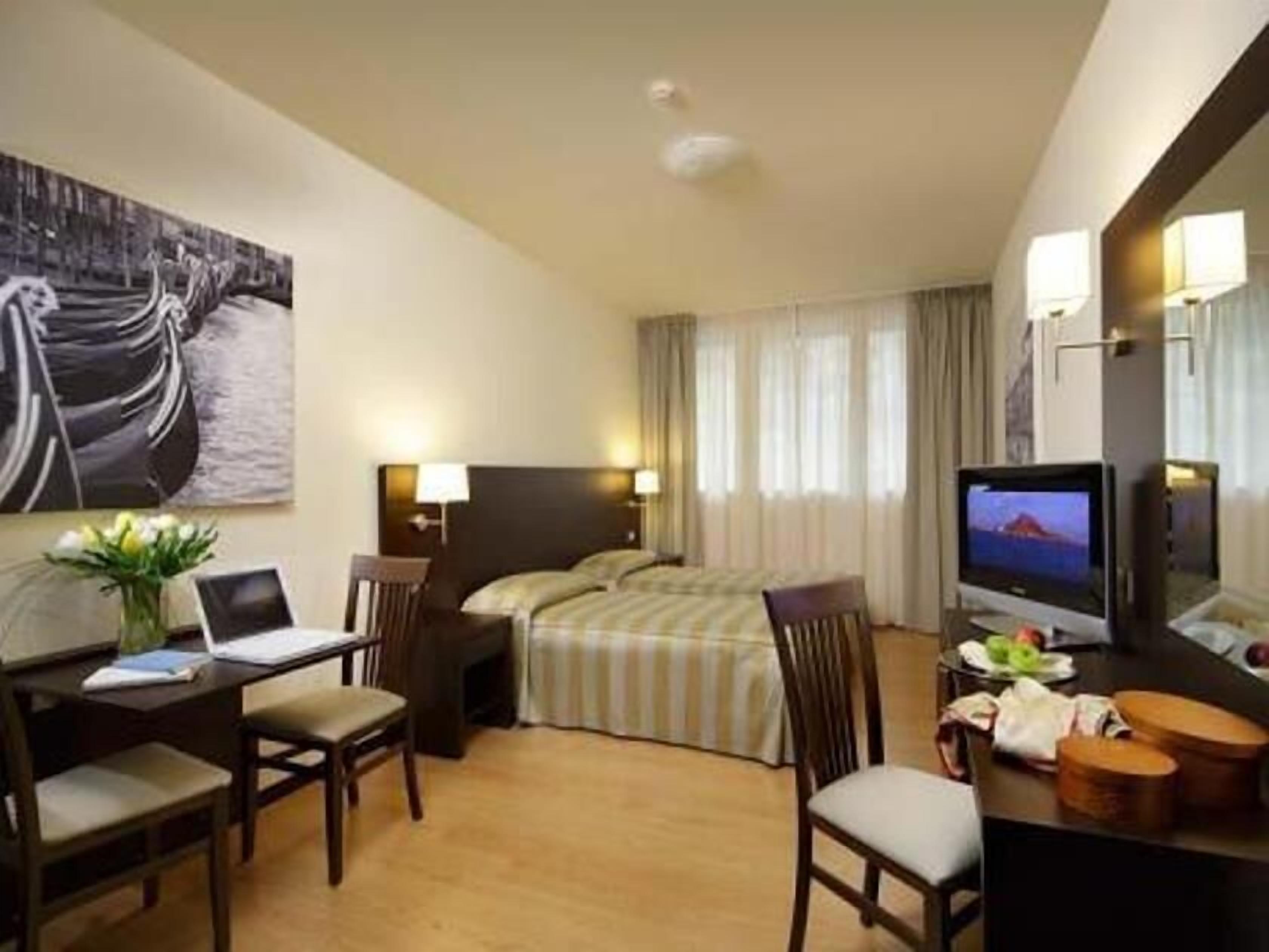 Hypo-allergenic bedding, down comforters, minibar, in-room safe