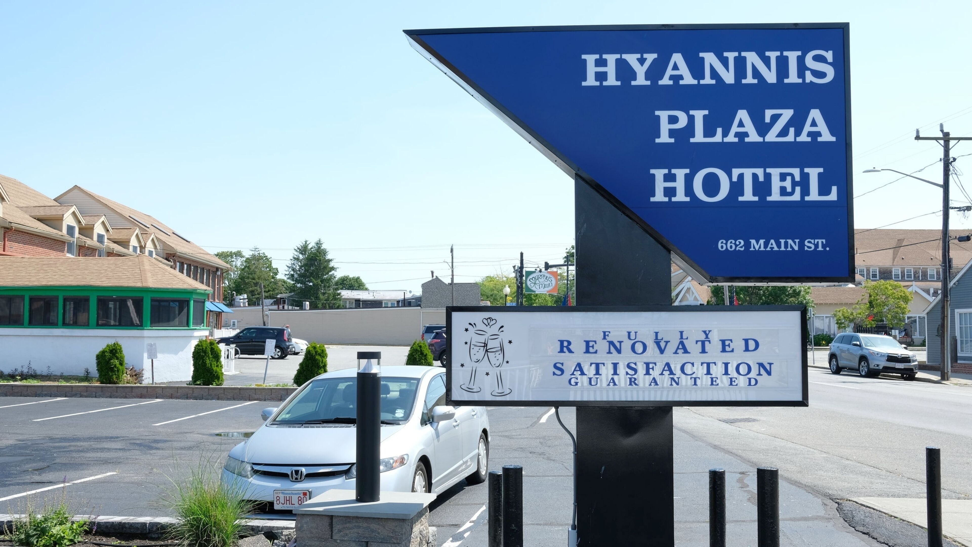 Skilt for Hyannis Plaza Hotel med garanti for renoveret tilfredshed.
