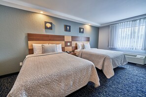 Regency Suite | Premium bedding, down duvets, in-room safe, individually decorated - Hyannis Plaza Hotel (Hyannis)