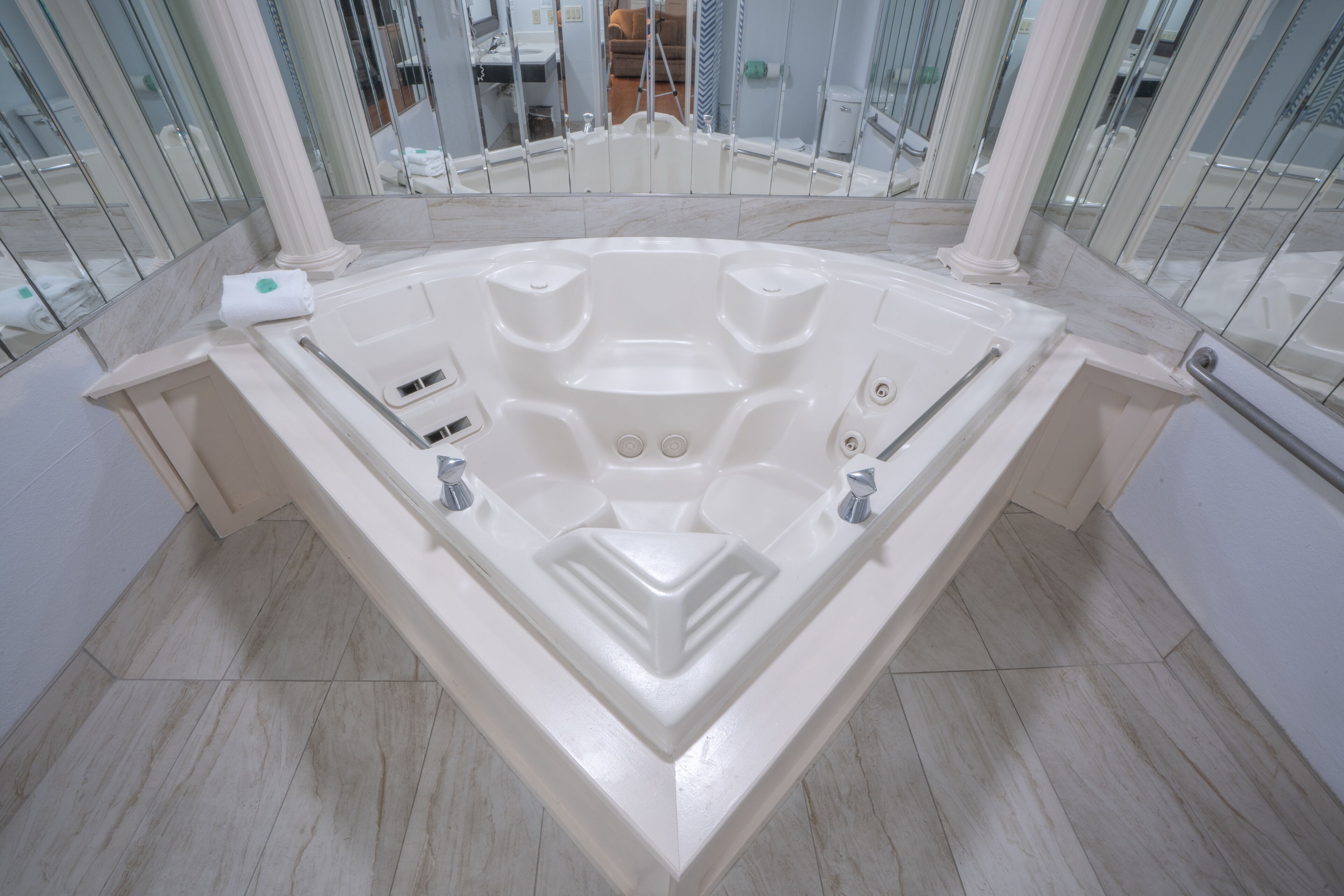 Une salle de bain moderne avec une grande baignoire sur pieds, des toilettes et un lavabo.