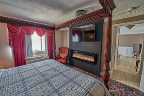 Royal Victorian Suite | Premium bedding, down duvets, in-room safe, individually decorated - Hyannis Plaza Hotel (Hyannis)