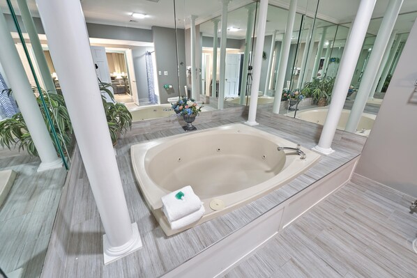 Plaza Suite | Salle de bain | Séchoir à cheveux, serviettes fournies