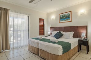 In-room safe, iron/ironing board, free WiFi, bed sheets - Southern Cross Atrium Apartments (Cairns)