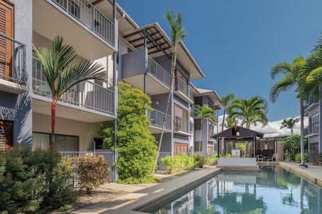 3 outdoor pools, sun loungers. Southern Cross Atrium Apartments