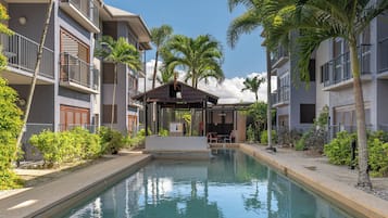 3 outdoor pools, pool loungers