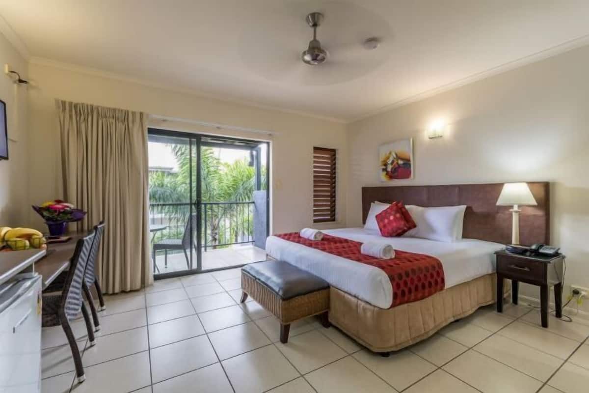 In-room safe, iron/ironing board, WiFi (free), bed sheets