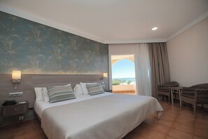 Untuvapeitot, minibaari, työpöytä, pimennysverhot