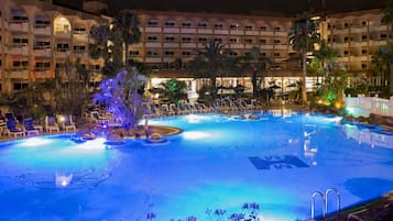 2 piscines extérieures, parasols de plage, chaises longues