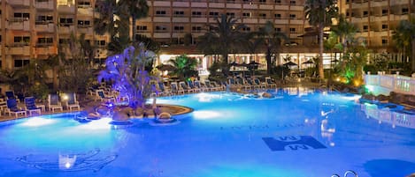 2 piscines extérieures, parasols de plage, chaises longues