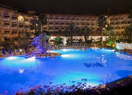 2 piscinas al aire libre, sombrillas, sillones reclinables de piscina