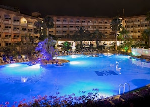 2 개의 야외 수영장, 수영장 파라솔, 일광욕 의자