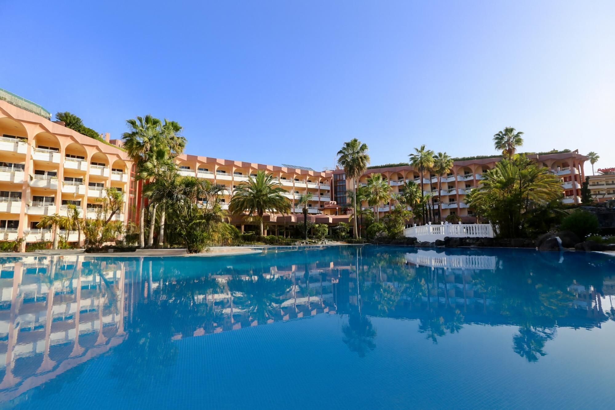 2 outdoor pools, pool umbrellas, sun loungers