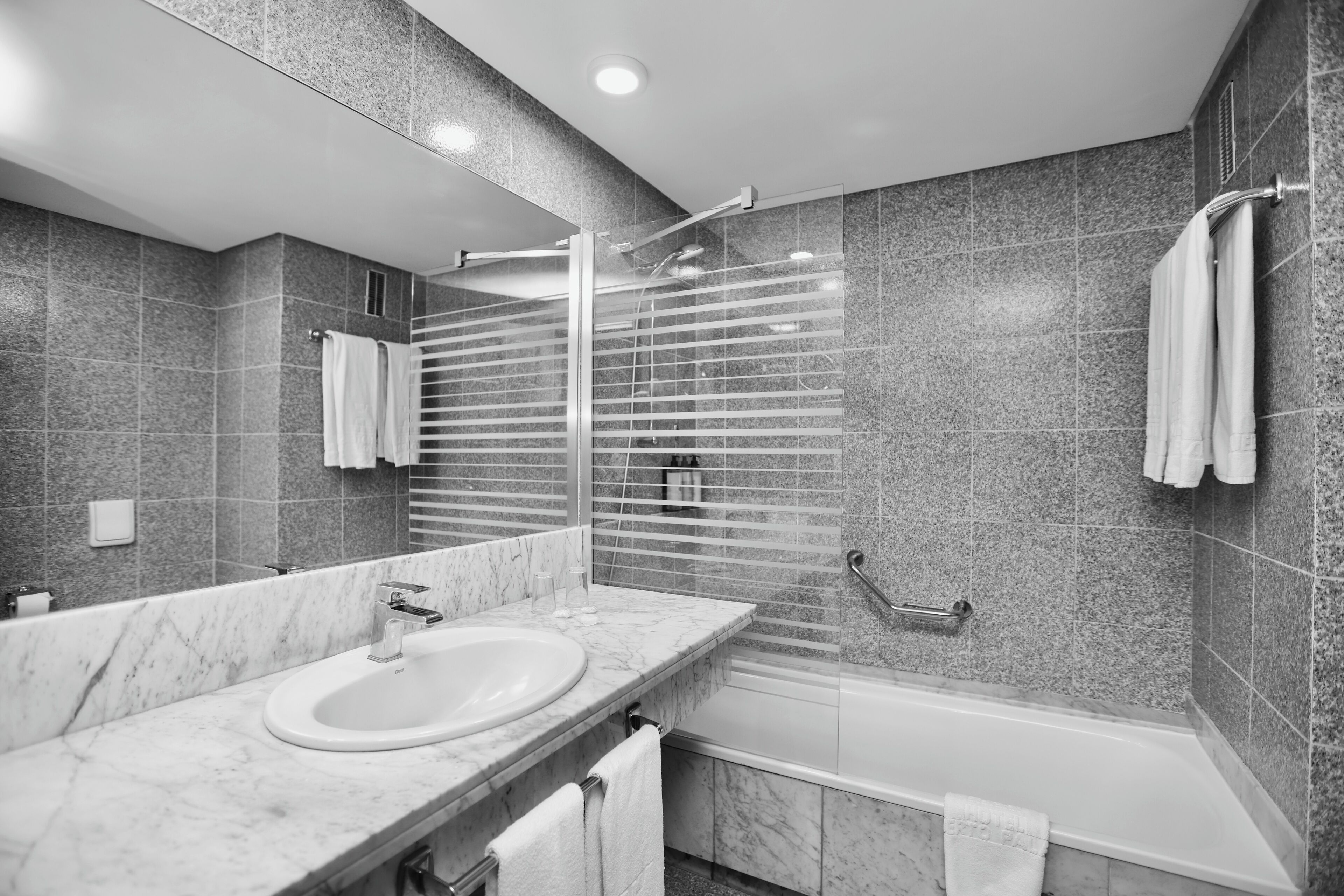 combined shower/bathtub, rainfall showerhead, free toiletries