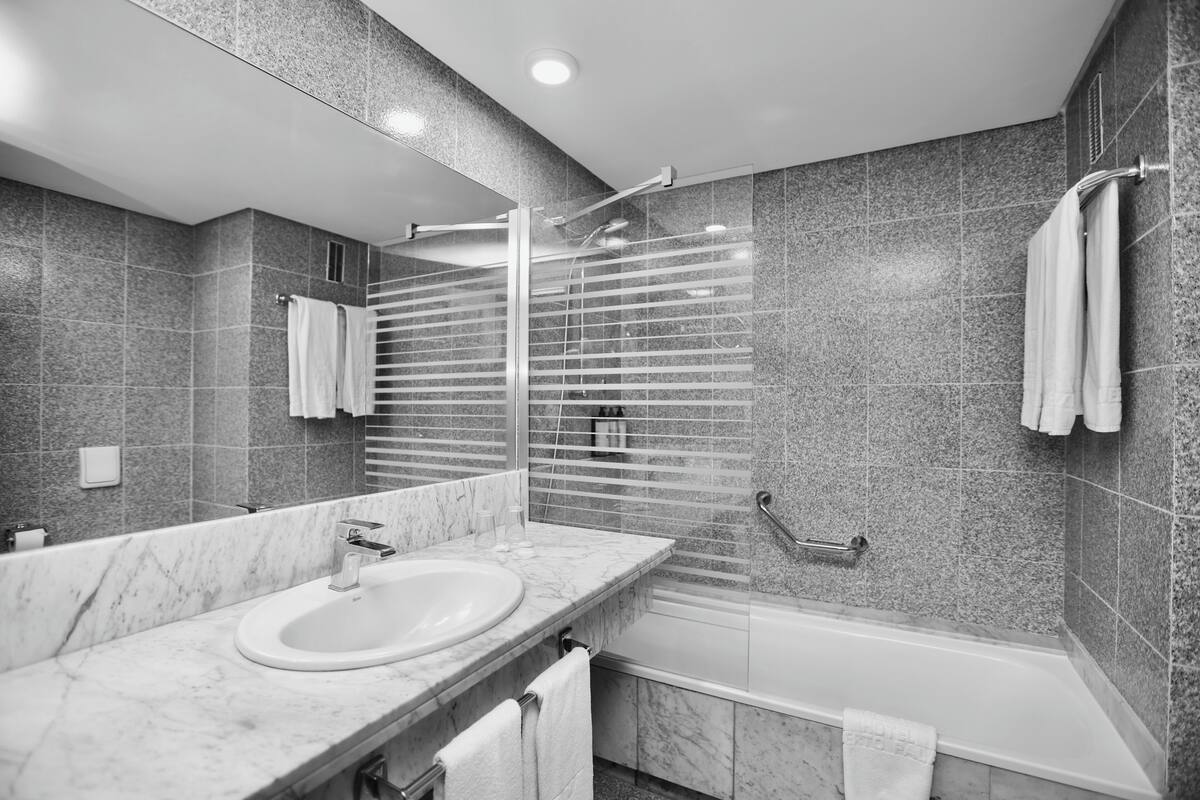 combined shower/bathtub, rainfall showerhead, free toiletries