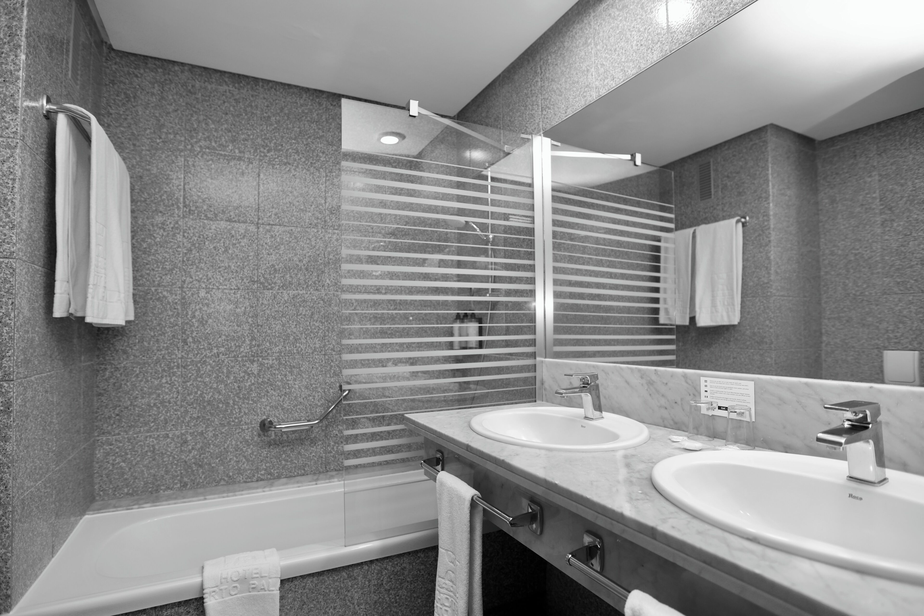 combined shower/bathtub, rainfall showerhead, free toiletries