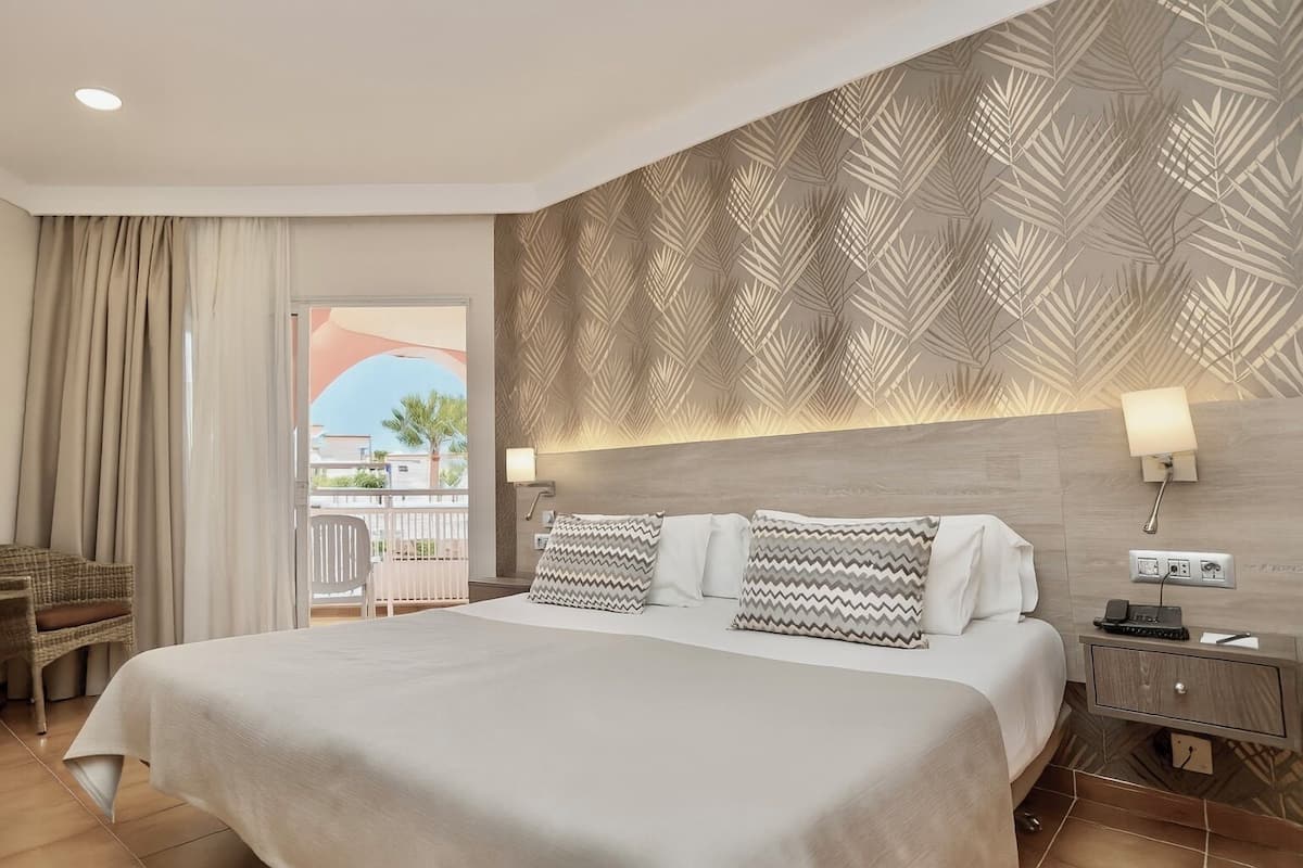 2 bedrooms, down duvets, minibar, desk