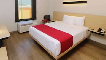 Chambre, 1 grand lit | Bureau, rideaux occultants, Wi-Fi gratuit, draps fournis