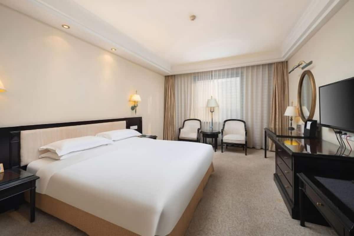 Isi minibar gratis, brankas, meja kerja, dan kedap suara