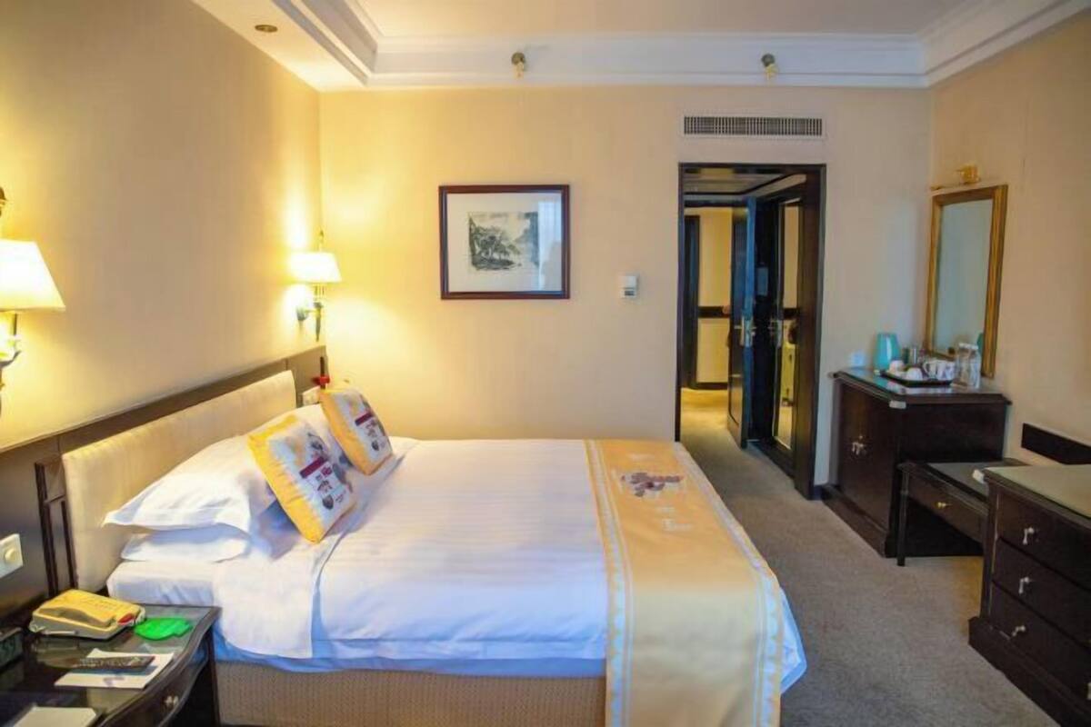 Free minibar items, in-room safe, desk, soundproofing