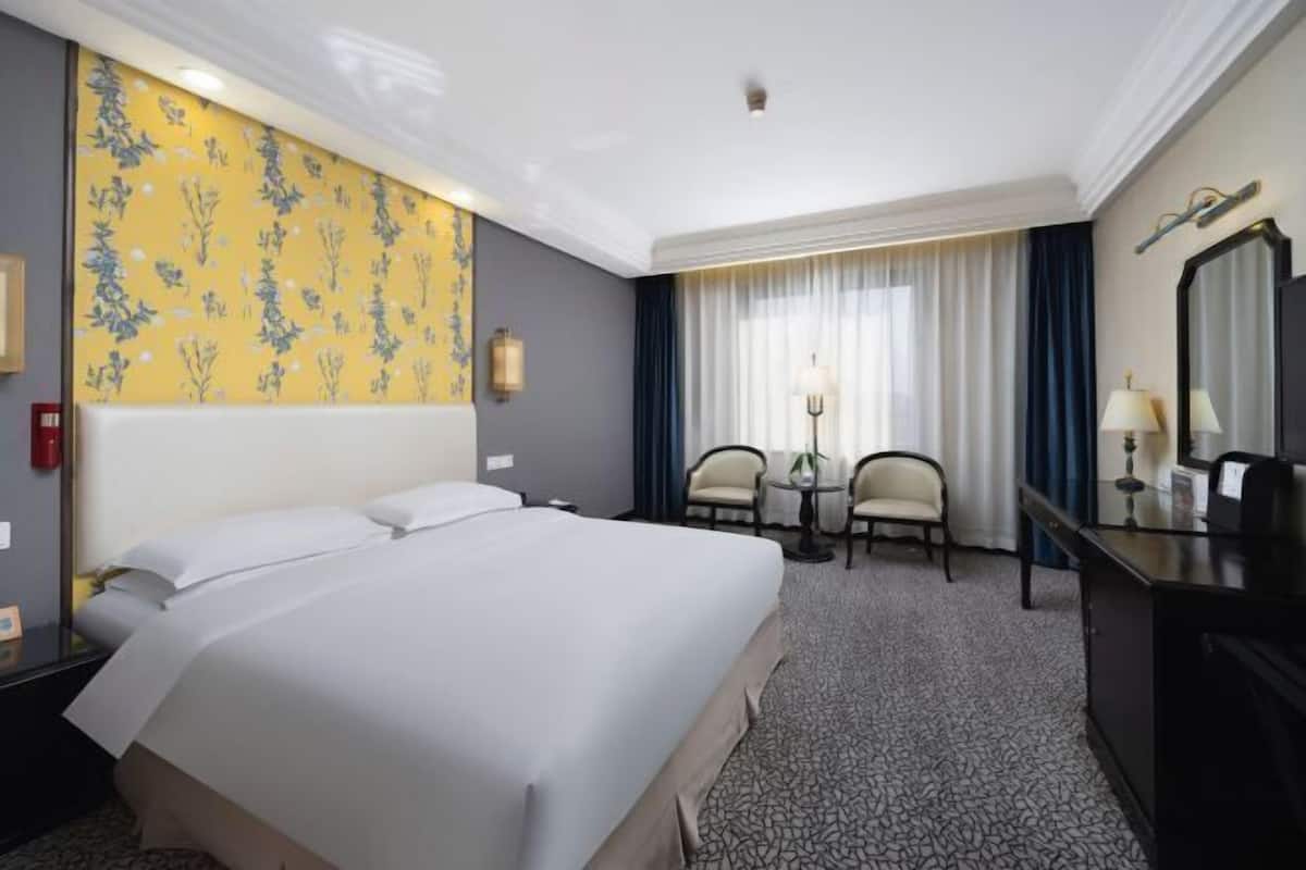 Isi minibar gratis, brankas, meja kerja, dan kedap suara