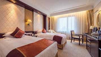 Minibar (con algunos artículos gratuitos), caja fuerte, escritorio