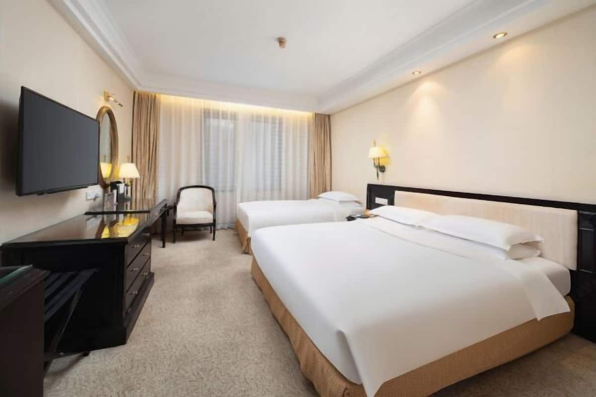 Isi minibar gratis, brankas, meja kerja, dan kedap suara