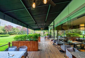 3 restaurants, breakfast, lunch, dinner served; Chinese cuisine