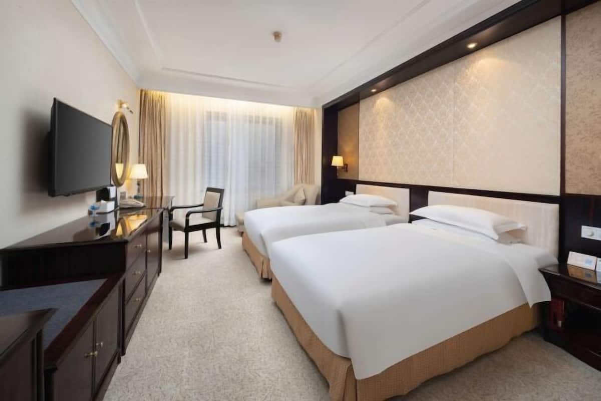 Isi minibar gratis, brankas, meja kerja, dan kedap suara