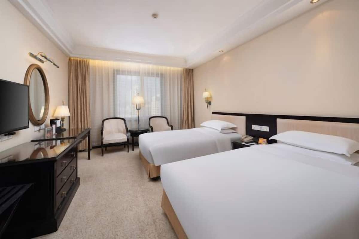 Isi minibar gratis, brankas, meja kerja, dan kedap suara