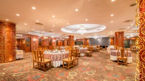 3 restaurants, breakfast, lunch, dinner served; Chinese cuisine